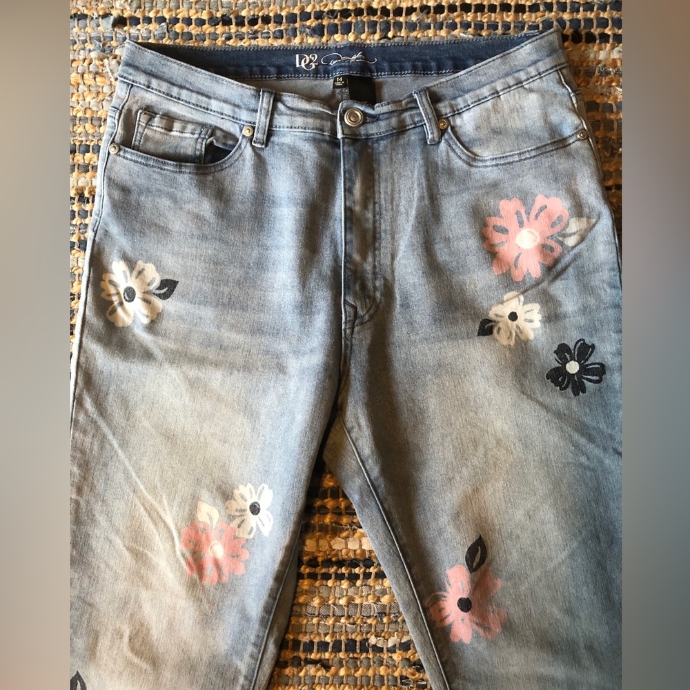 Signature Women's Blue Denim Jeans - Size 14
Diane Gilman Jeans
EUC